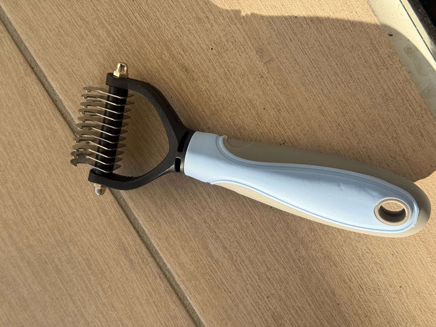 Deshedding brush